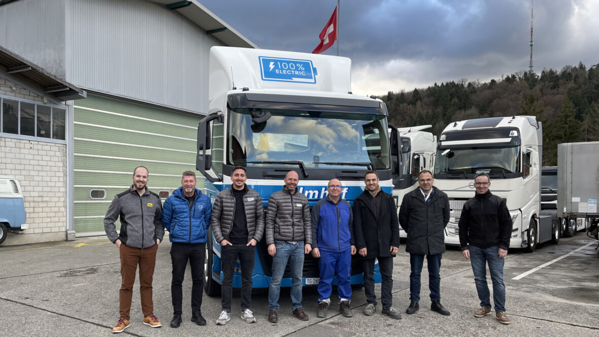 Das Team der Calag gemeinsam mit den Verantwortlichen von Volvo, Futuricum bei der Fahrzeugübergabe an den neuen Besitzer, Dominic Imhof.